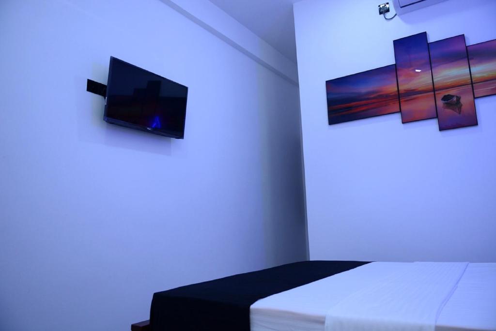 TV a/nebo společenská místnost v ubytování Liyonaa Beach Hotel