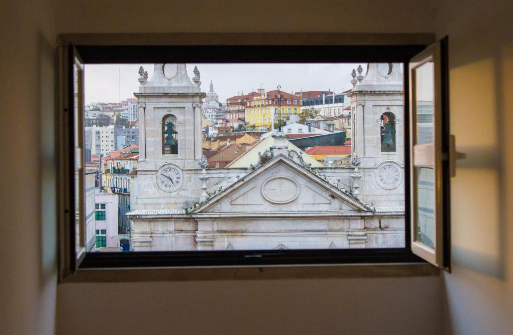 リスボンにあるSão Paulo Penthouseの窓から建物の景色を望めます。