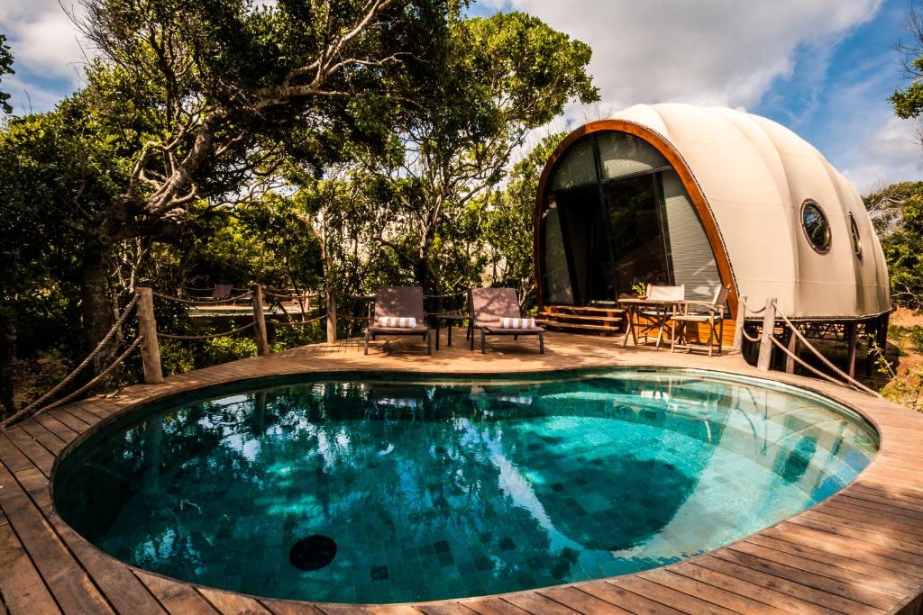 uma casa cúpula com uma piscina e um pátio em Wild Coast Tented Lodge All Inclusive em Yala