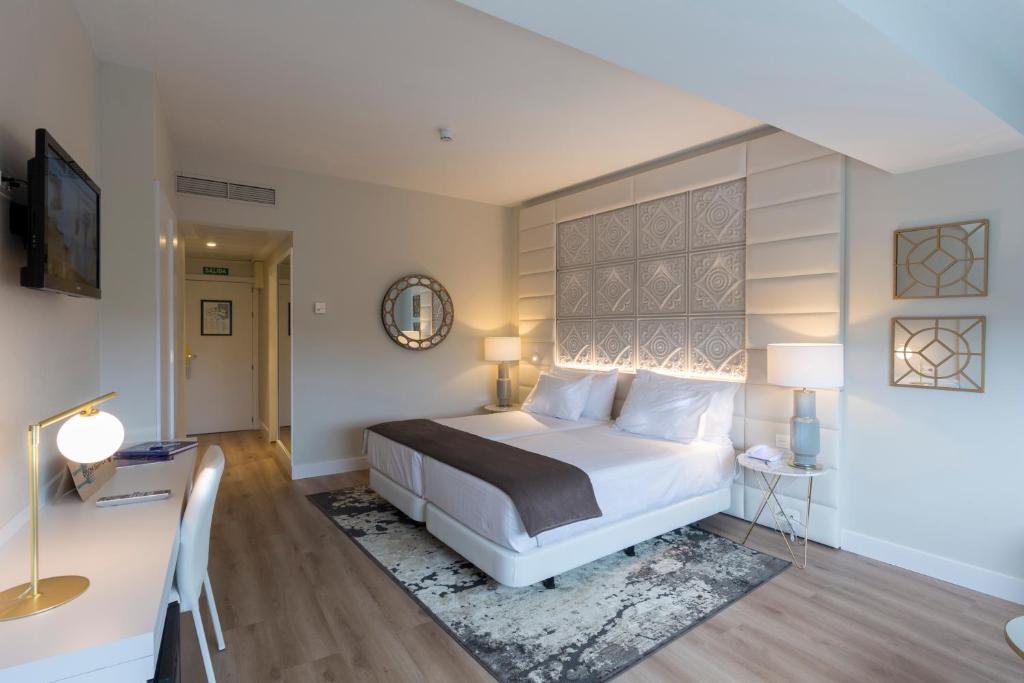 Postel nebo postele na pokoji v ubytování Hotel Tres Reyes Pamplona