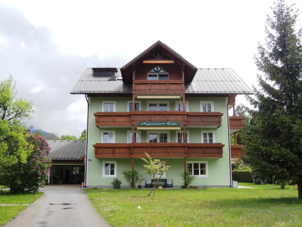 ein großes Gebäude mit einem Holzdach in der Unterkunft Appartements Edda in Strobl