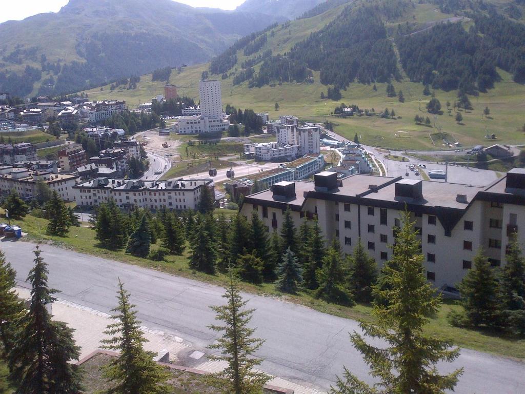 una vista aerea di una città in montagna di Monterotta 18 a Sestriere