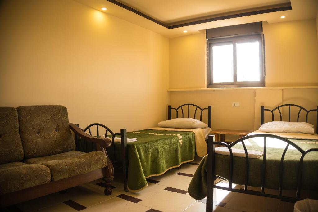 Postel nebo postele na pokoji v ubytování Madaba Hotel