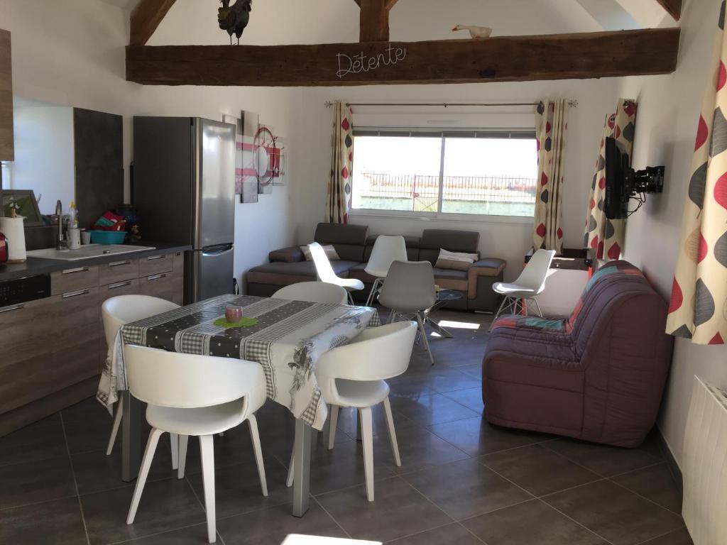 Il comprend une cuisine et un salon avec une table et des chaises. dans l'établissement La maison des canards, à Romorantin-Lanthenay