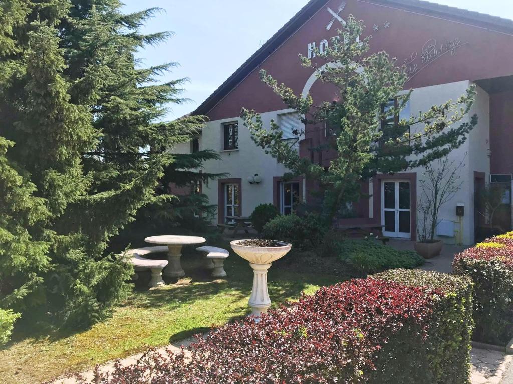 Zahrada ubytování Hôtel Restaurant le Privilège - authentic by balladins