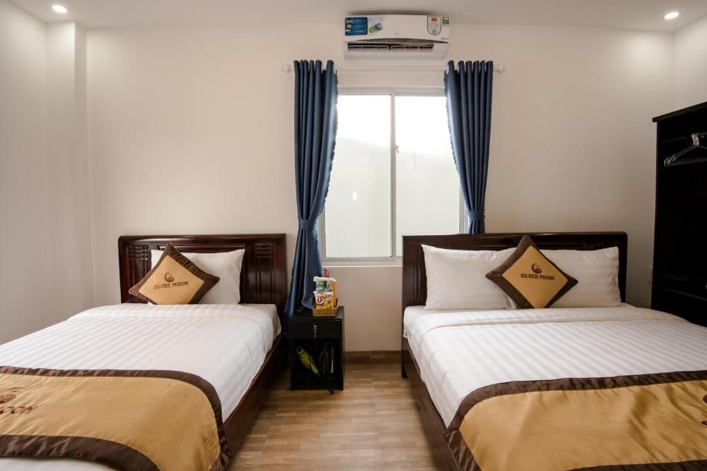 Postel nebo postele na pokoji v ubytování Silver Moon Villa Hoi An