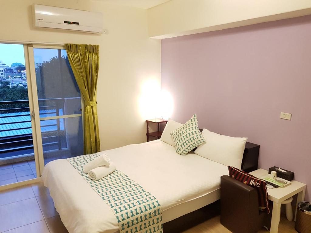een hotelkamer met een bed en een raam bij Especially chef's home B&B in Hualien