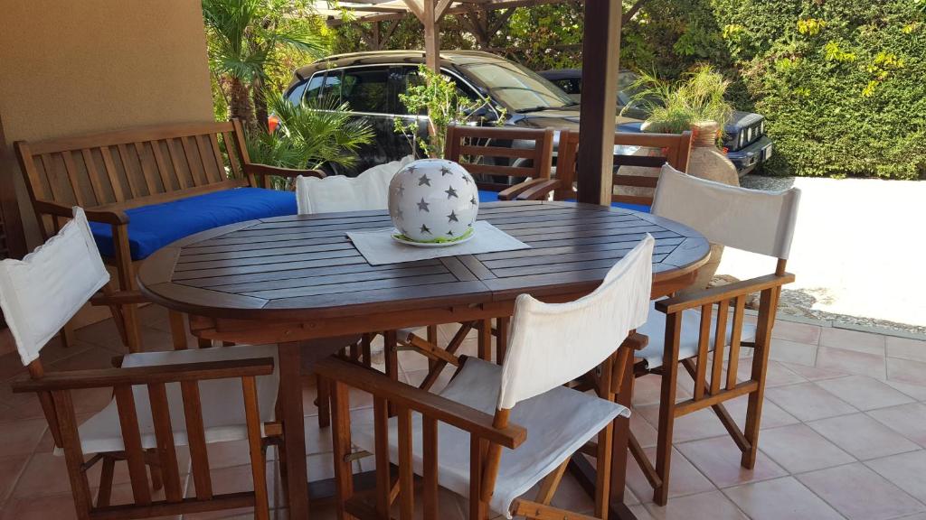 drewniany stół z tortem na górze w obiekcie Villa Lisca Blu w mieście Custonaci