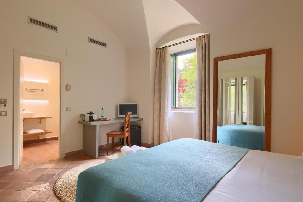 Postel nebo postele na pokoji v ubytování Hotel Convent de Begur