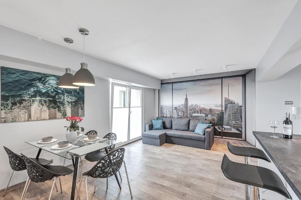 Posedenie v ubytovaní ORION Downtown Apartment by PinPoint