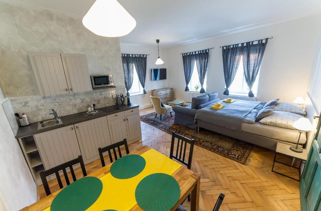 Postel nebo postele na pokoji v ubytování Babylon Apartmány