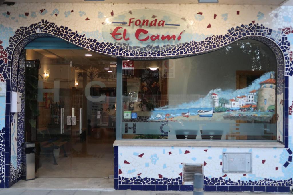 a store front with an archway in a store window at El Camí Hotel in Cambrils