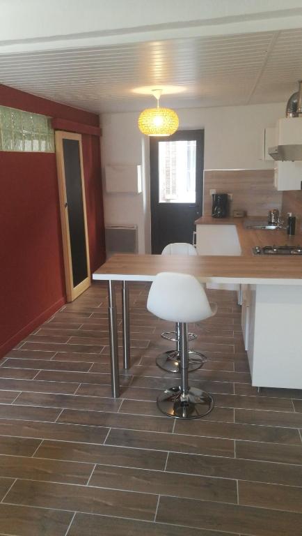 une cuisine avec une table et deux tabourets de bar dans l'établissement studio idéalement placé, calanques et centre ville, à La Ciotat