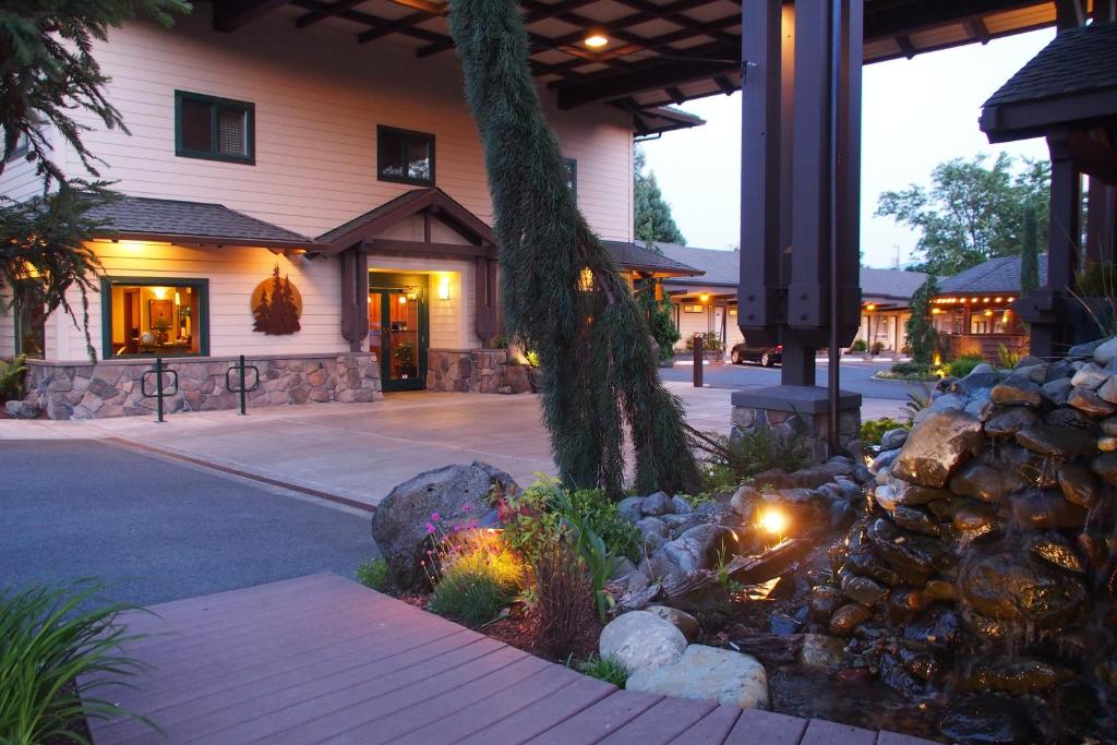 a building with a rock garden in front of a building at Redwood Hyperion Suites in Grants Pass