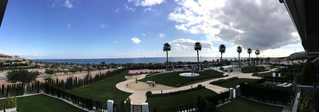uma vista para um campo de golfe com palmeiras em Arenales del Sol em Arenales del Sol