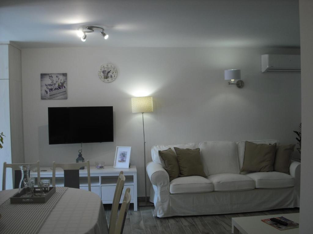 A television and/or entertainment centre at Levendula Nyaraló