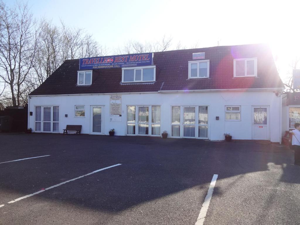 a building with a parking lot in front of it at Travellers Rest Motel in Ingoldmells