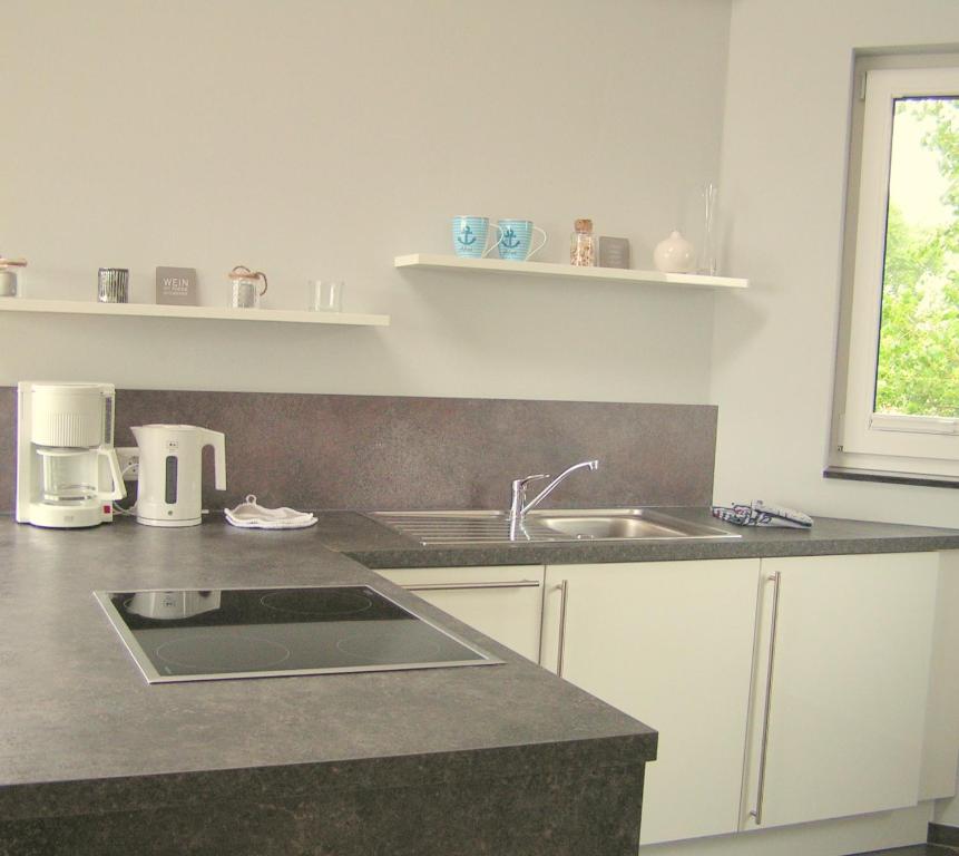 Kuchyň nebo kuchyňský kout v ubytování Ferienhaus Brückenblick 12 a