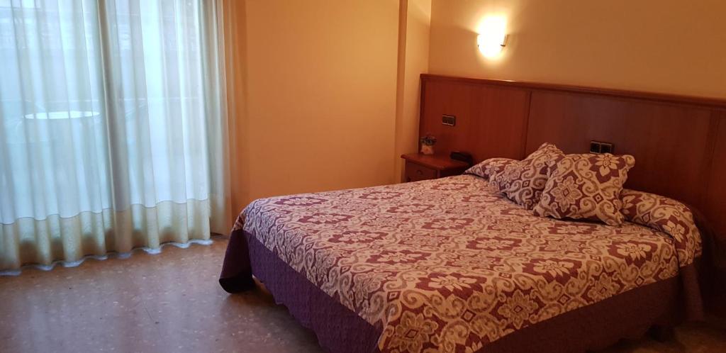 Postel nebo postele na pokoji v ubytování Hotel Reina Isabel