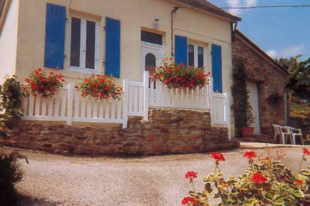 シャトーランにあるGite avec vue dominanteの青いシャッターと花の家