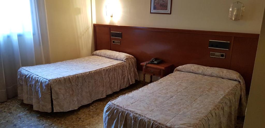 Postel nebo postele na pokoji v ubytování Hotel Reina Isabel