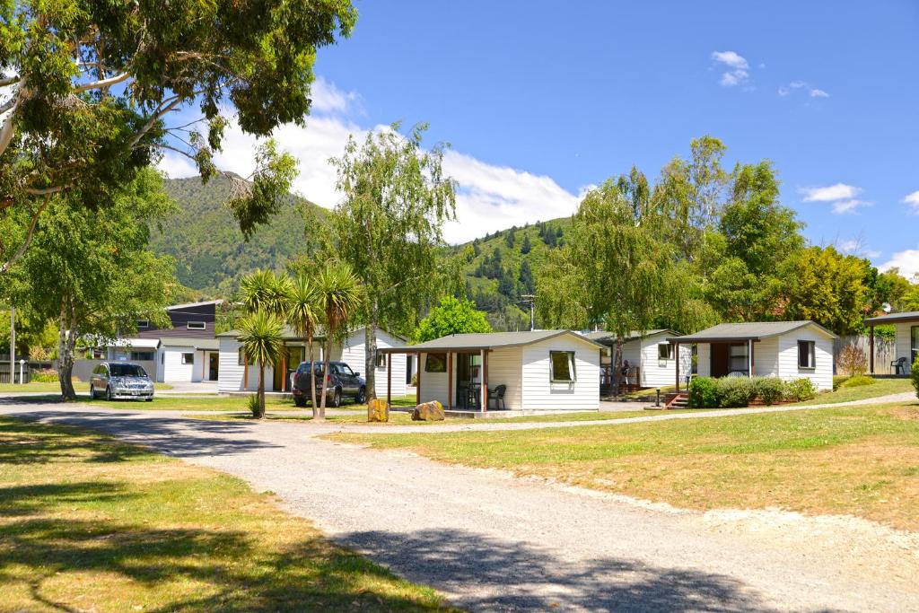 a row of cottages in a subdivision with a driveway at Parklands Marina Holiday Park in Picton