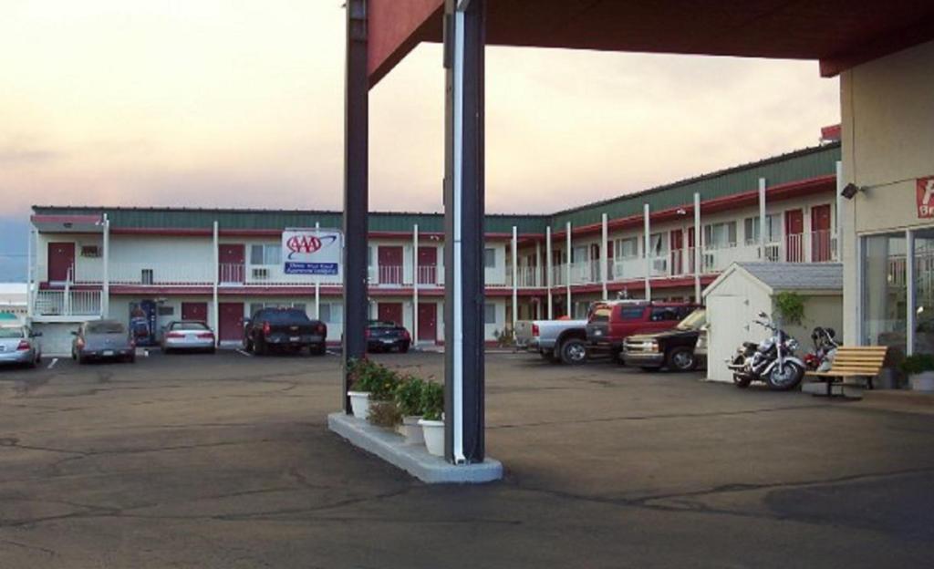 um parque de estacionamento em frente a um motel em Stagecoach Motel em La Junta