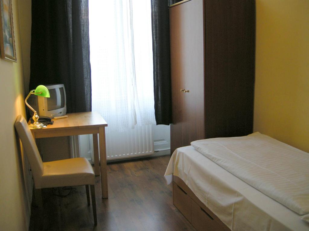 Un pat sau paturi într-o cameră la Pension Schottentor