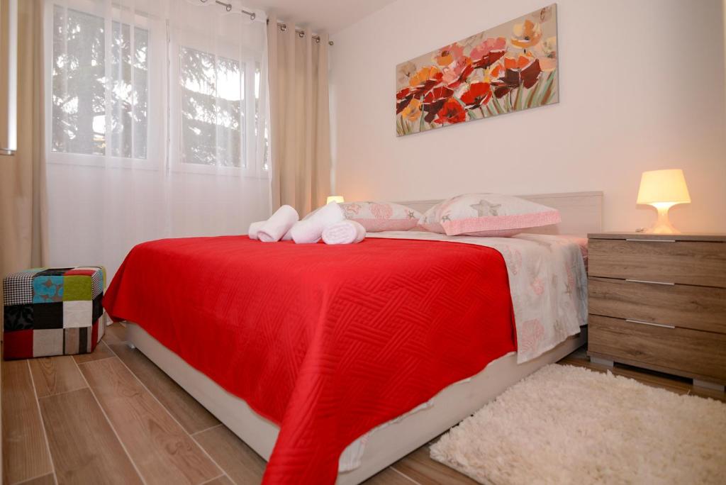 Кровать или кровати в номере Apartments Cezar