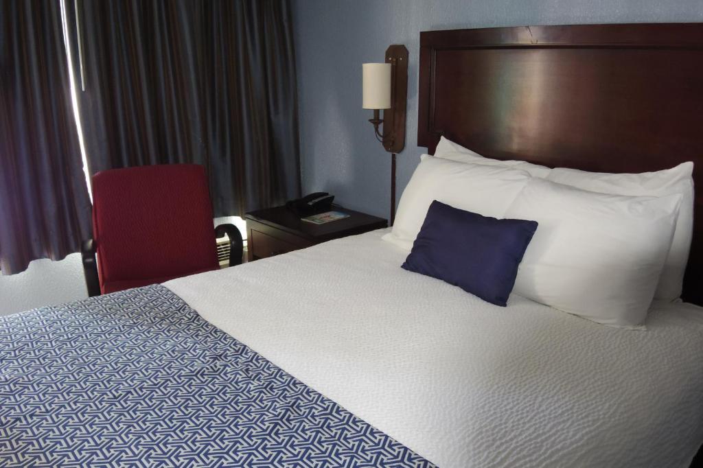 Ein Bett oder Betten in einem Zimmer der Unterkunft Edgewater Inn