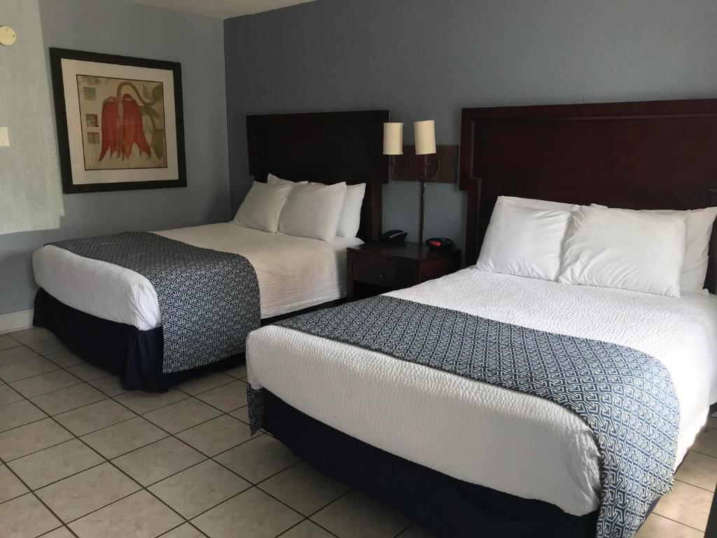 Ein Bett oder Betten in einem Zimmer der Unterkunft Edgewater Inn