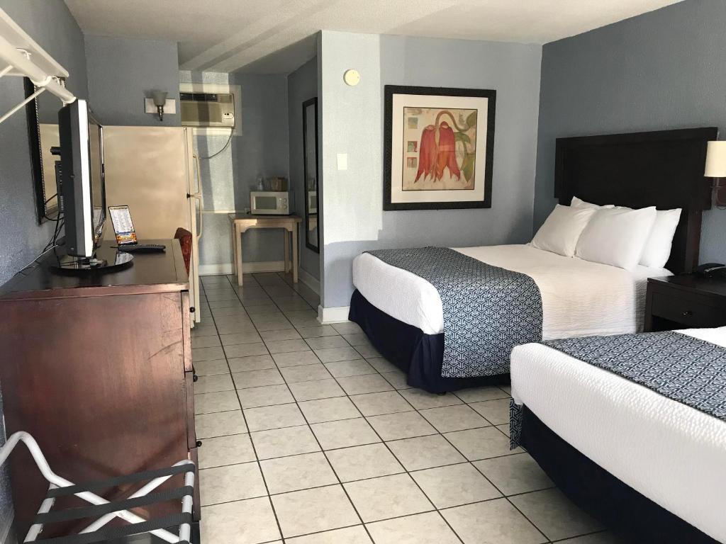 Postel nebo postele na pokoji v ubytování Edgewater Inn
