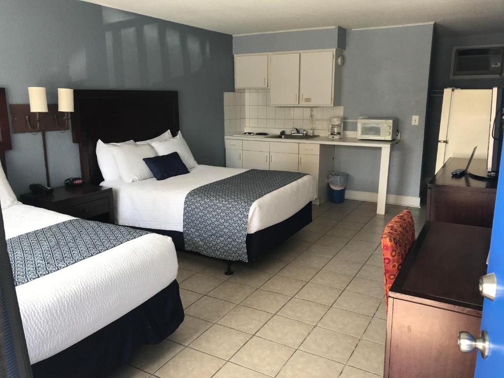 Postel nebo postele na pokoji v ubytování Edgewater Inn