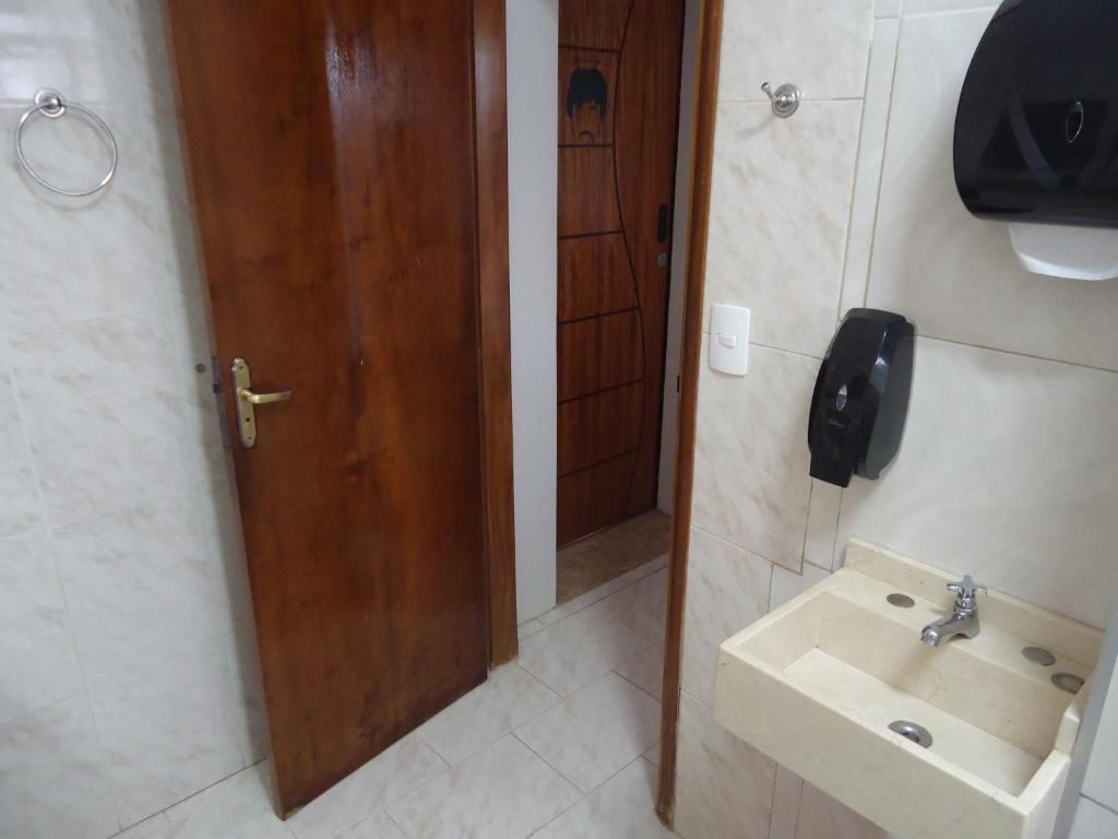 Koupelna v ubytování Casa Beatles Hostel Bauru