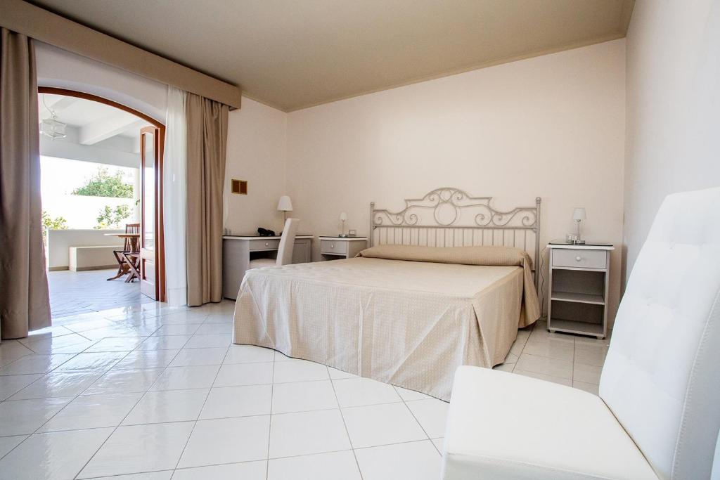 Postel nebo postele na pokoji v ubytování Hotel Tritone Lipari