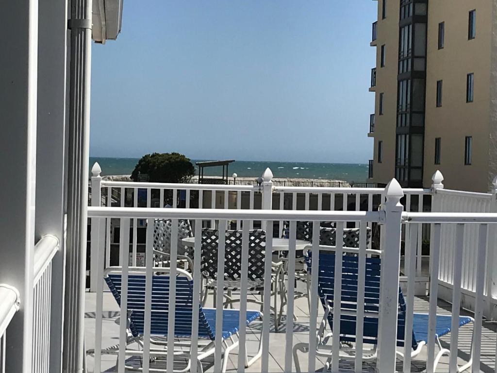 ein Balkon mit Stühlen und Blick auf das Meer in der Unterkunft Edgewater Inn in Myrtle Beach