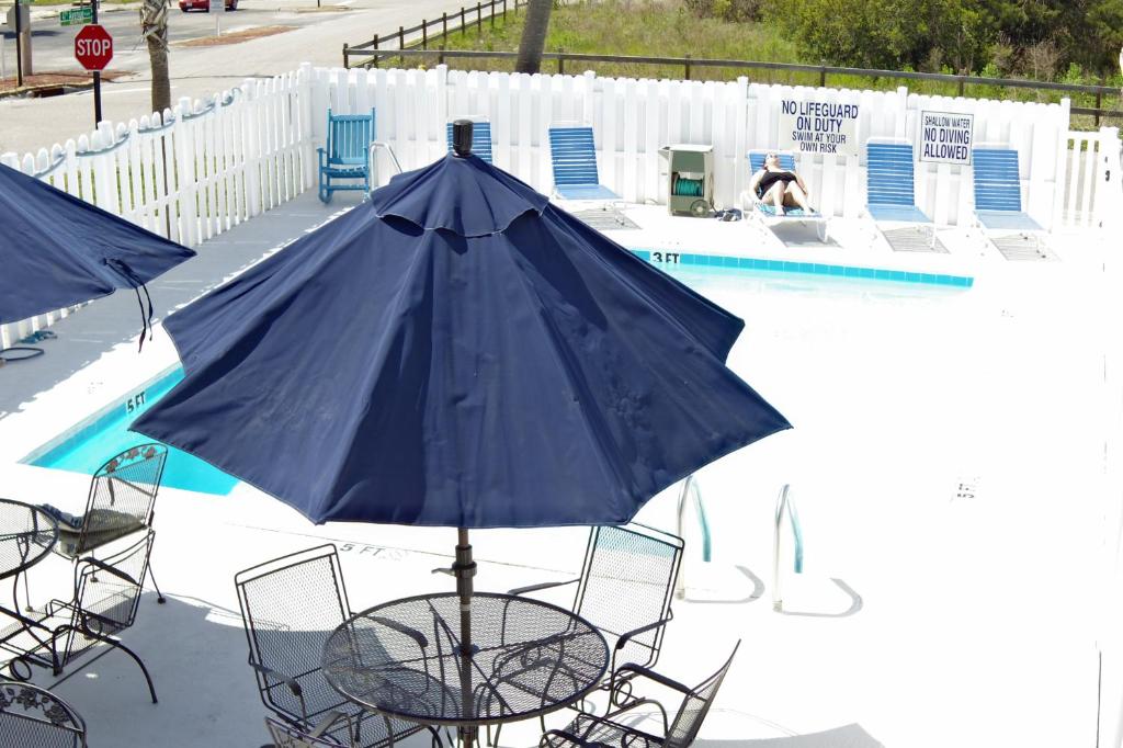 Der Swimmingpool an oder in der Nähe von Edgewater Inn