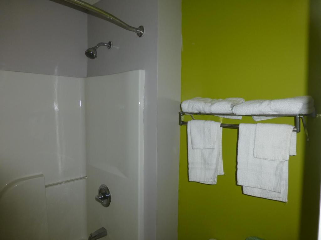 Coach Inn - Summerville - Reina Suite Con Sofá Cama
