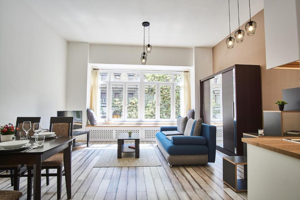 ブダペストにあるSinger Apartment | Budapestのリビングルーム(青いソファ、テーブル付)