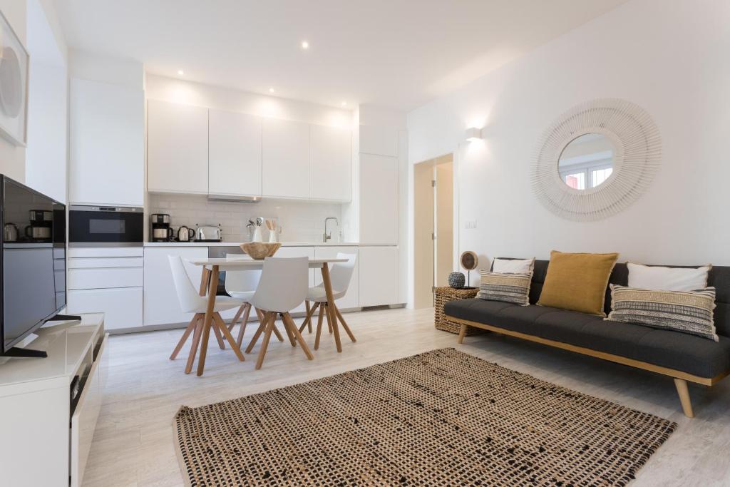 里斯本的住宿－FLH Graça Cozy Flat，客厅配有沙发和桌子