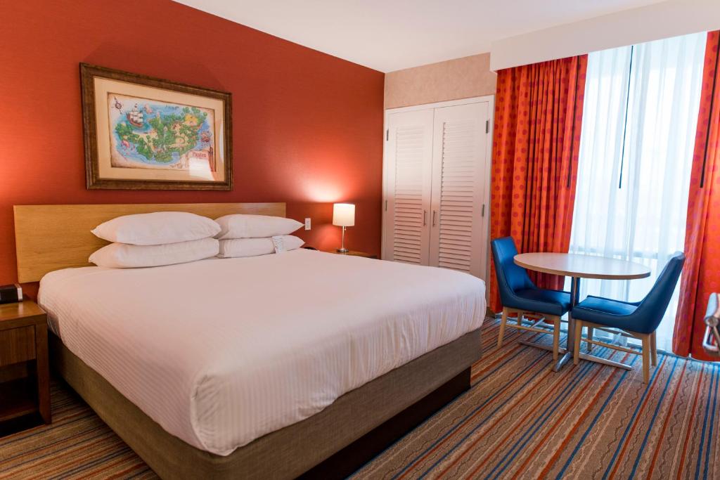 Howard Johnson by Wyndham Anaheim Hotel & Water Playground - 1 Cama King Y 1 Litera, Suite Familiar De Dos Dormitorios, Edificio 1, No Fumar
