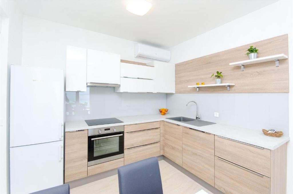 Kuchnia lub aneks kuchenny w obiekcie Apartments Branimir