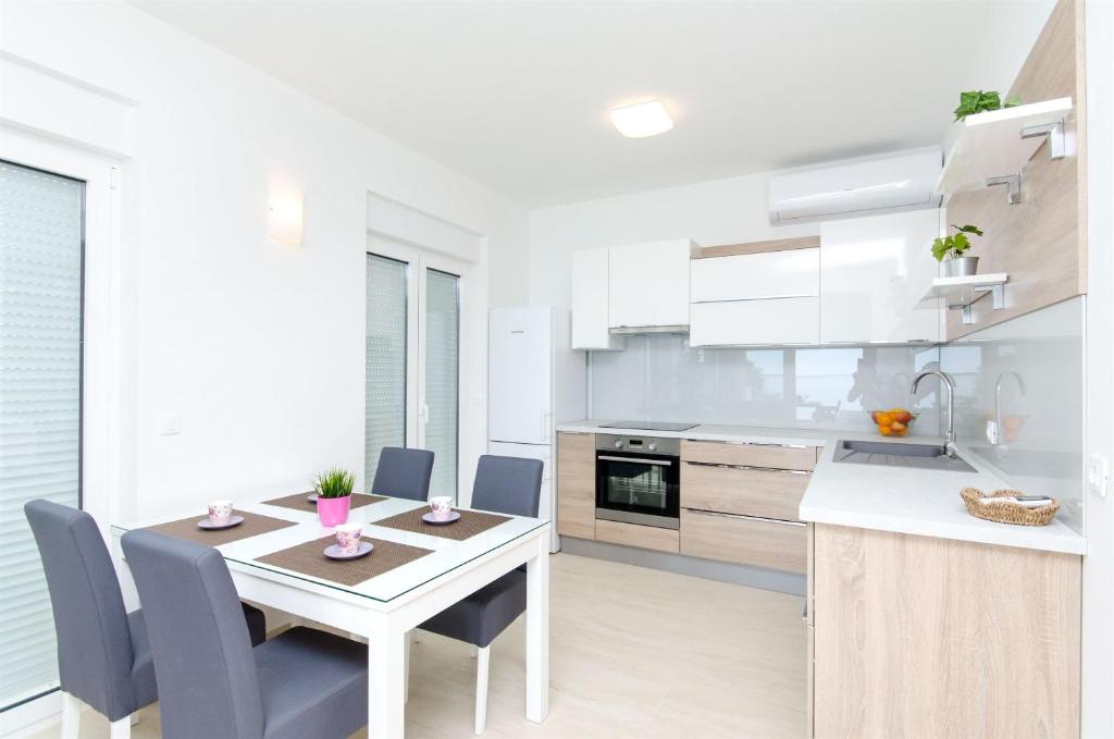 Kuchnia lub aneks kuchenny w obiekcie Apartments Branimir