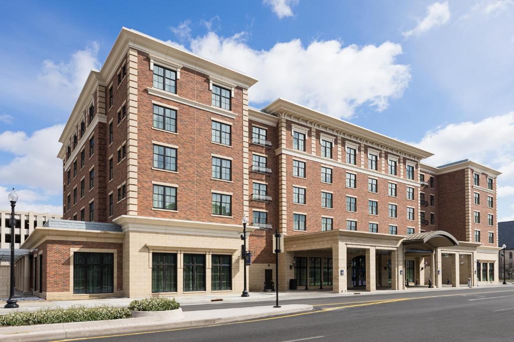 een groot bakstenen gebouw op de hoek van een straat bij The Hancock Hotel in Findlay