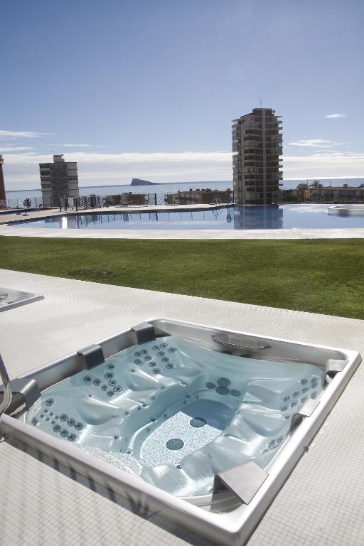 bañera de hidromasaje en la azotea de un edificio en Sunset Drive Resort & Spa, en Benidorm