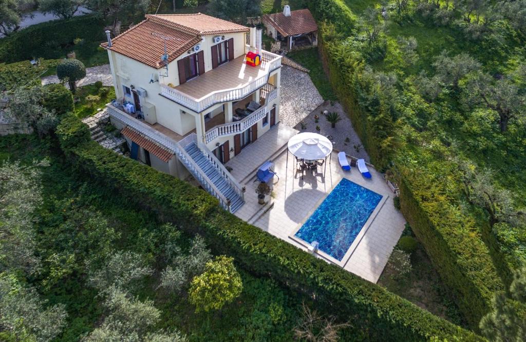Cette chambre offre une vue sur une maison dotée d'une piscine. dans l'établissement Villa Napolia, à Zante