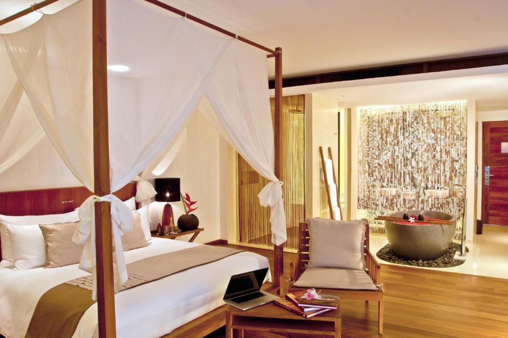Postel nebo postele na pokoji v ubytování Hansar Samui Resort & Spa - SHA Extra Plus