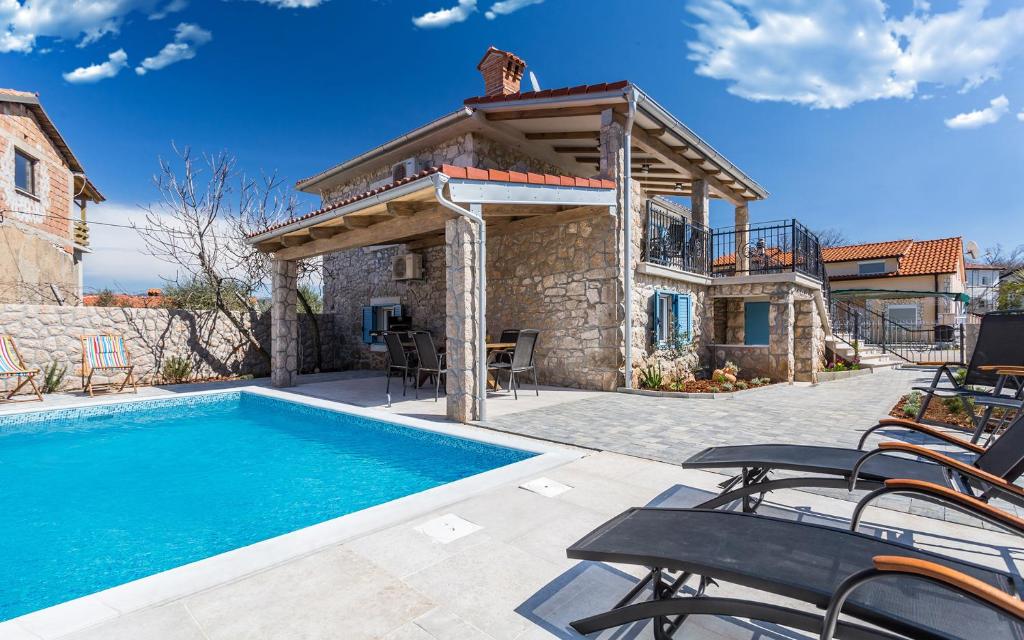 Old Stone House Apartment With A Heated Pool - Apartamento Con Vista A La Piscina