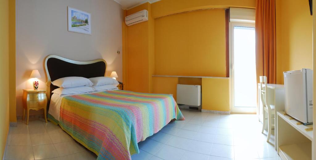 Łóżko lub łóżka w pokoju w obiekcie Hotel Michelangelo