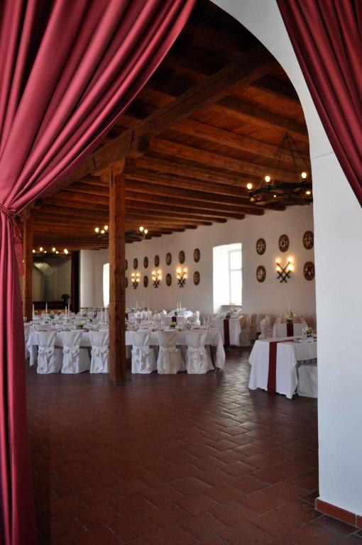 Reštaurácia alebo iné gastronomické zariadenie v ubytovaní Schlosshotel Mailberg